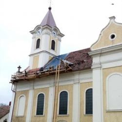 A tetőléceket is kicserélik, a fedéshez használt szakrál típusú cserépre 50 év g