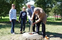 Az alapkô lerakásában Császár József polgármesternek és Manninger Jenô közgyûlés